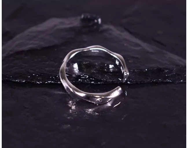 Elegant gewundener Silberring