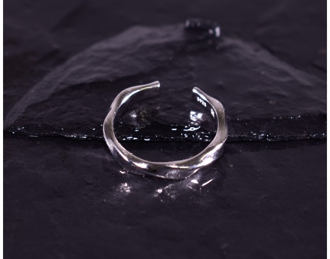 Elegant gewundener Silberring