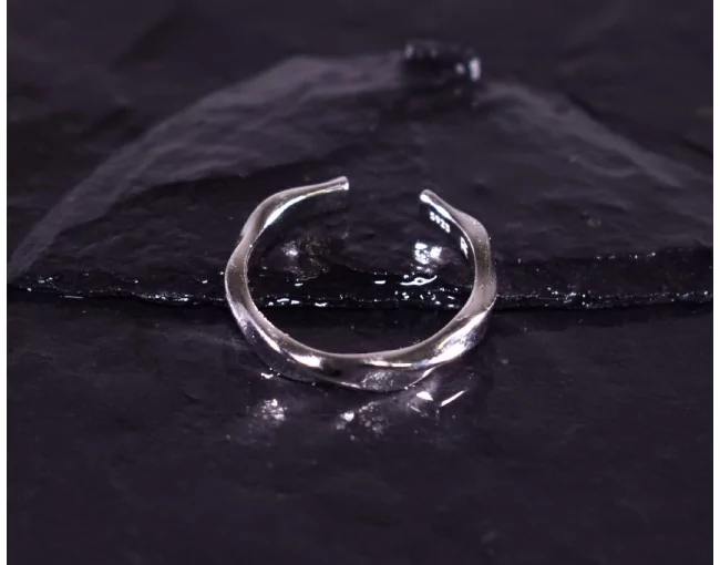 Elegant gewundener Silberring