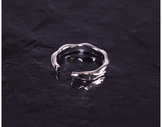 Elegant gewundener Silberring