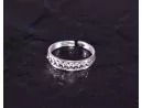 Filigraner Silberring mit angeordneten Kugeln