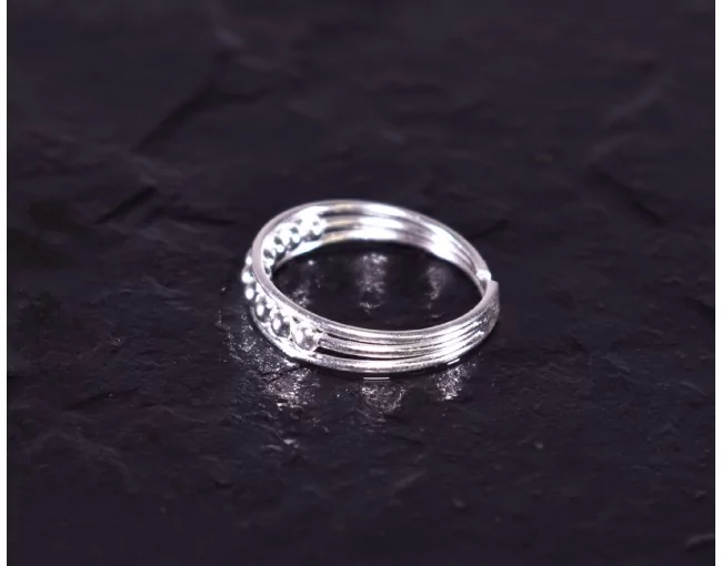 Filigraner Silberring mit angeordneten Kugeln
