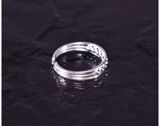 Filigraner Silberring mit angeordneten Kugeln