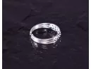 Filigraner Silberring mit angeordneten Kugeln