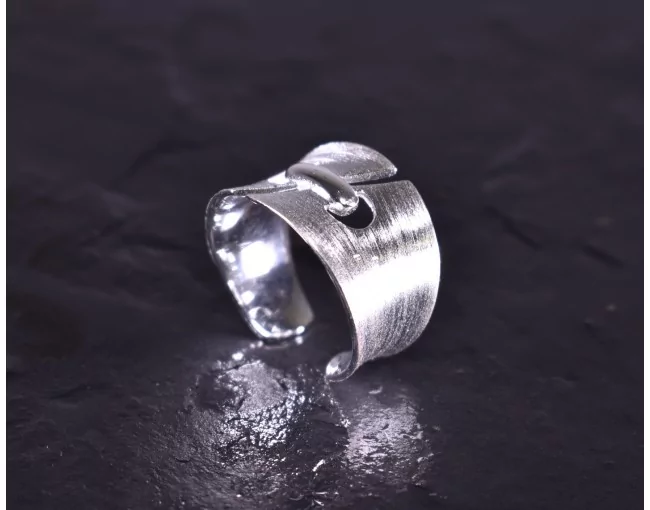 Gebürsteter Silberring in modernem Design