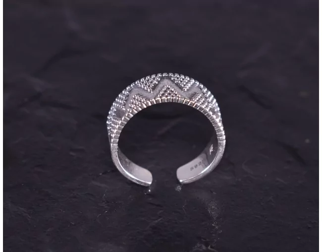 Geometrischer Silberring mit glattpolierten Kügelchen