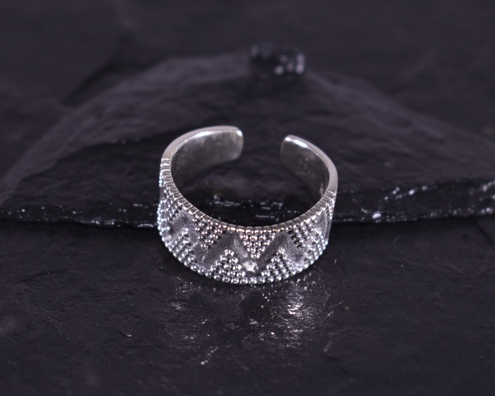 Geometrischer Silberring mit glattpolierten Kügelchen