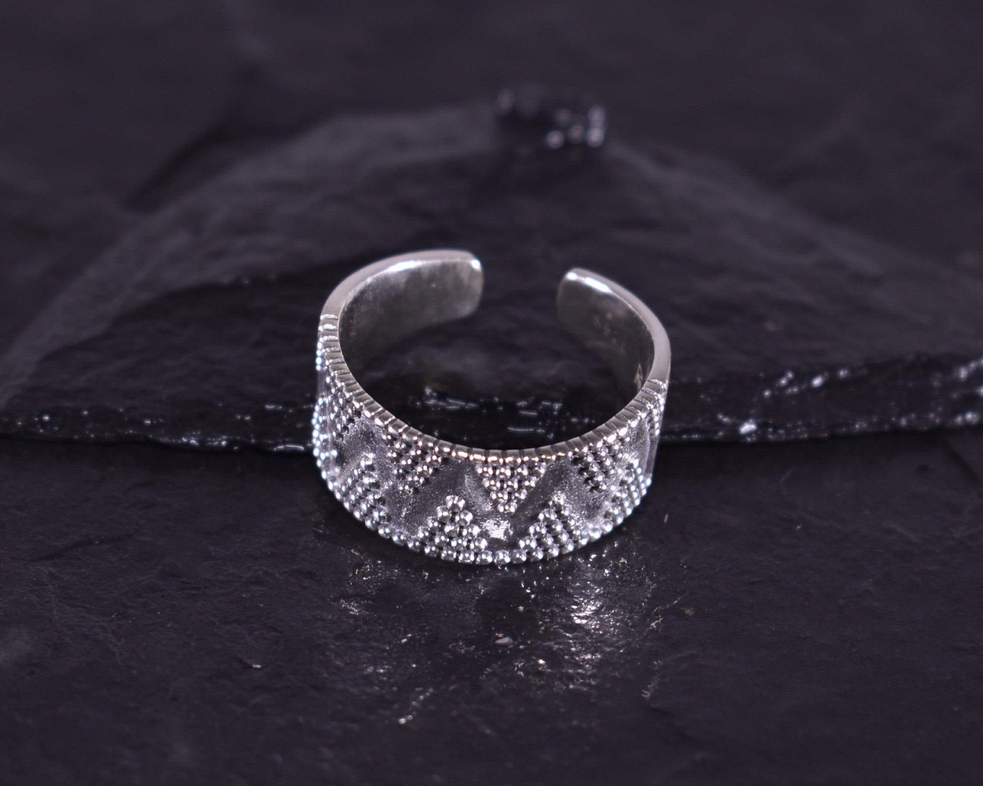 Geometrischer Silberring mit glattpolierten Kügelchen Geometrischer Silberring mit glattpolierten Kügelchen