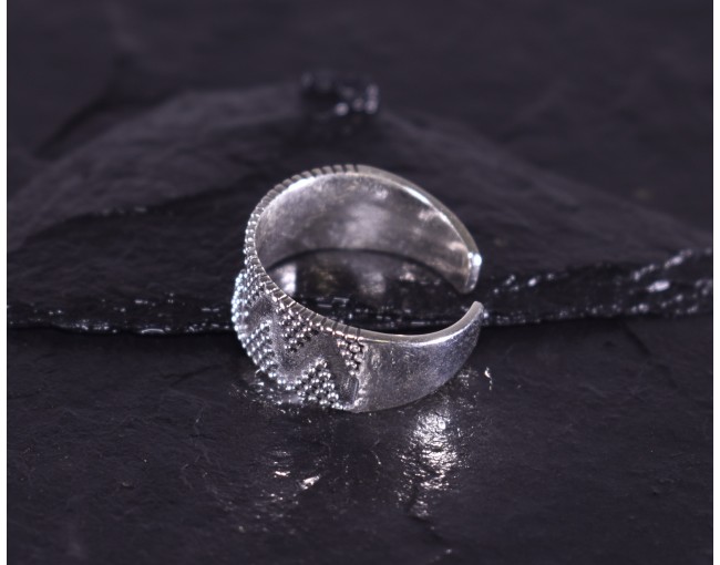 Geometrischer Silberring mit glattpolierten Kügelchen