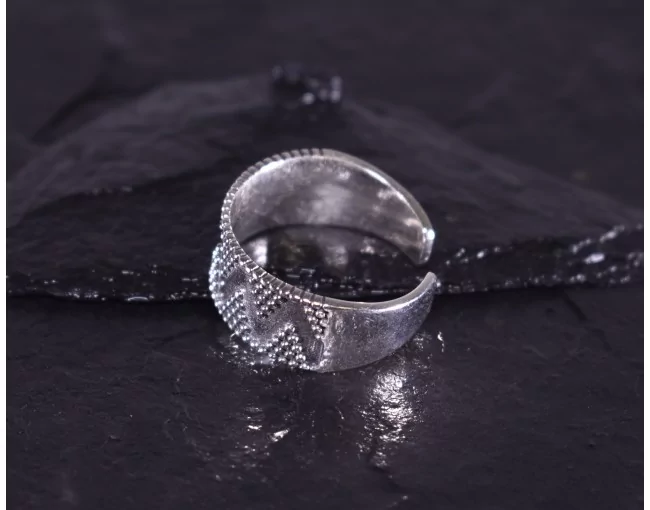 Geometrischer Silberring mit glattpolierten Kügelchen