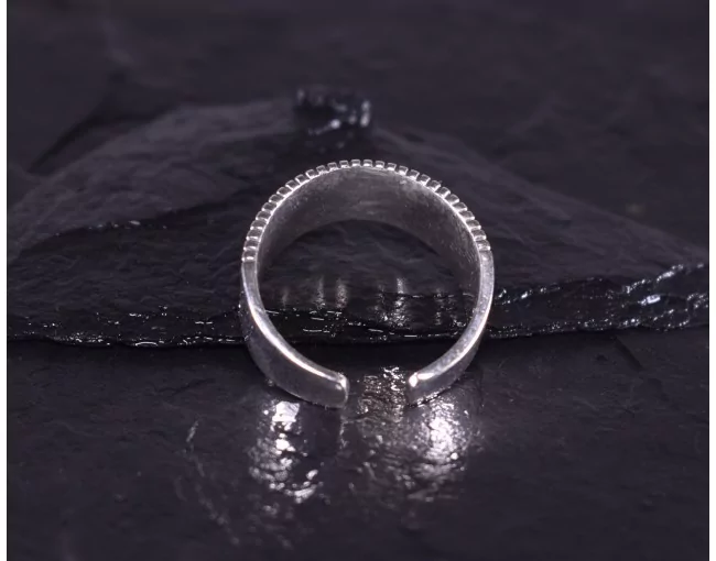 Geometrischer Silberring mit glattpolierten Kügelchen