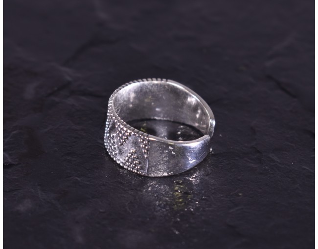Geometrischer Silberring mit glattpolierten Kügelchen