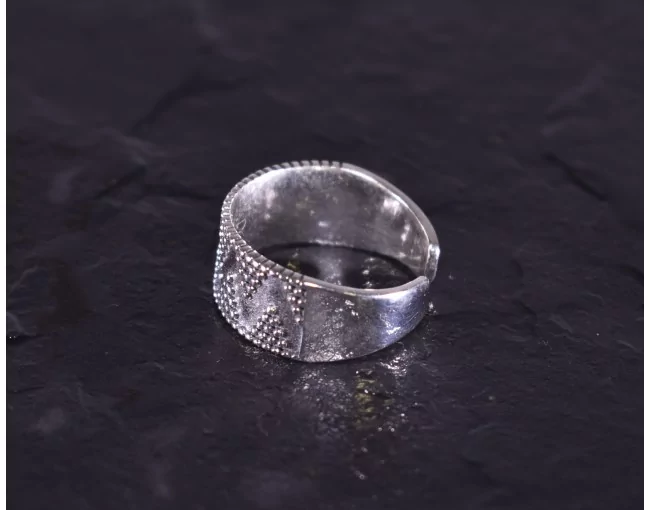 Geometrischer Silberring mit glattpolierten Kügelchen