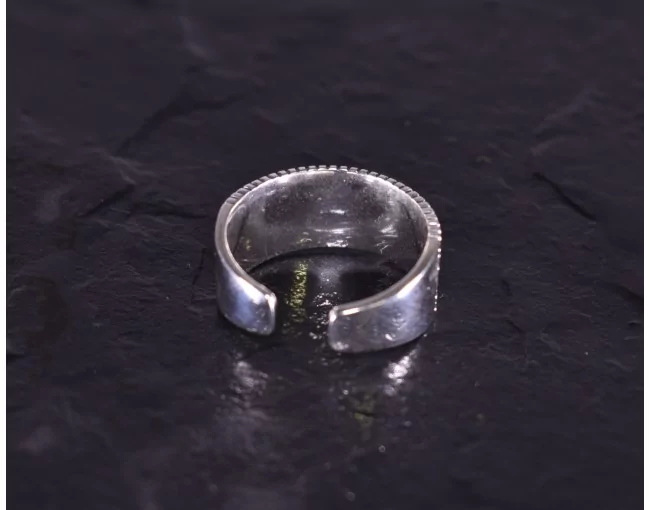 Geometrischer Silberring mit glattpolierten Kügelchen