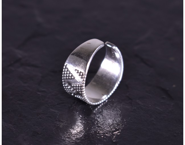 Geometrischer Silberring mit glattpolierten Kügelchen