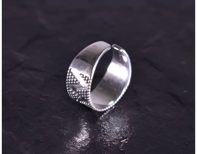 Geometrischer Silberring mit glattpolierten Kügelchen