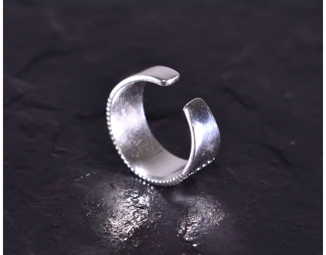 Geometrischer Silberring mit glattpolierten Kügelchen