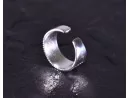 Geometrischer Silberring mit glattpolierten Kügelchen