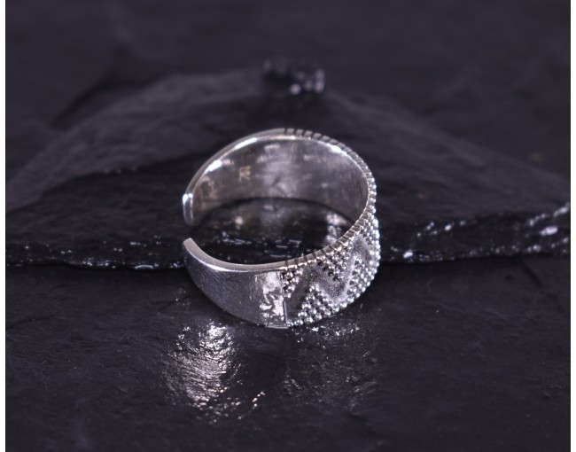 Geometrischer Silberring mit glattpolierten Kügelchen