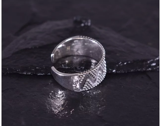 Geometrischer Silberring mit glattpolierten Kügelchen