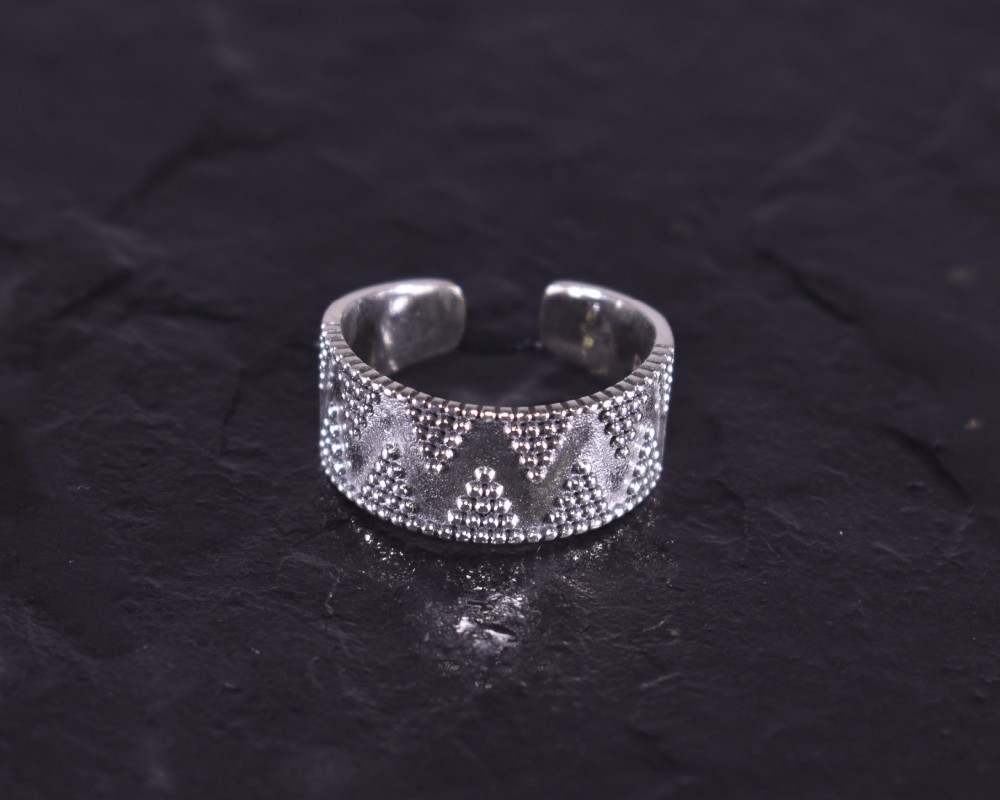 Geometrischer Silberring mit glattpolierten Kügelchen