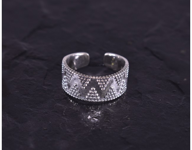 Geometrischer Silberring mit glattpolierten Kügelchen