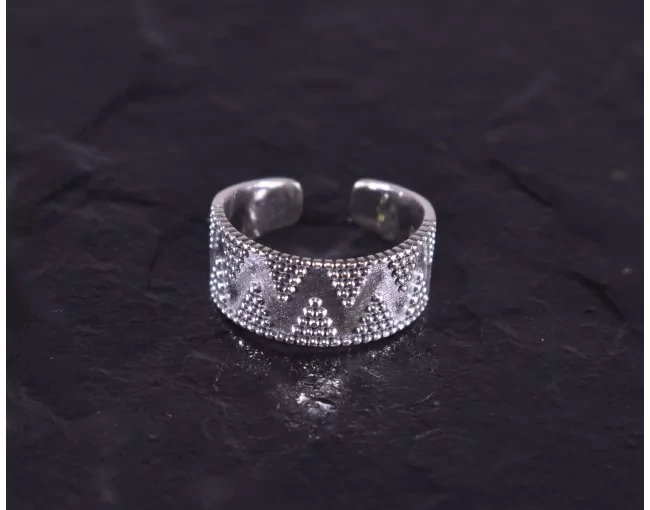 Geometrischer Silberring mit glattpolierten Kügelchen