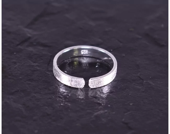 Eleganter Silberring mit matter Oberfläche