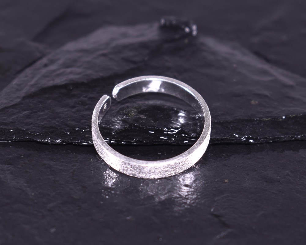 Eleganter Silberring mit matter Oberfläche