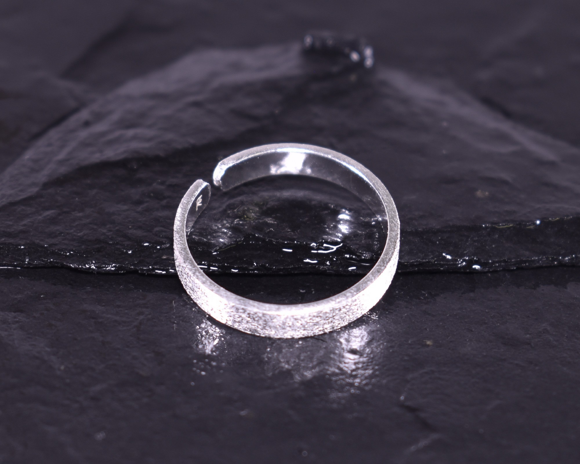 Eleganter Silberring mit matter Oberfläche Eleganter Silberring mit matter Oberfläche