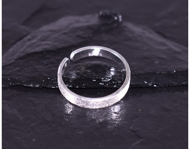 Eleganter Silberring mit matter Oberfläche