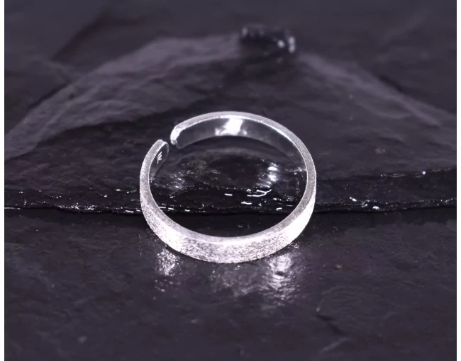 Eleganter Silberring mit matter Oberfläche