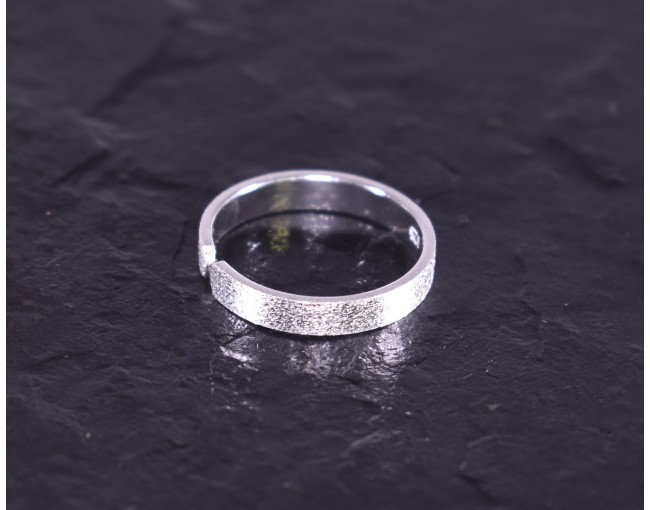 Eleganter Silberring mit matter Oberfläche