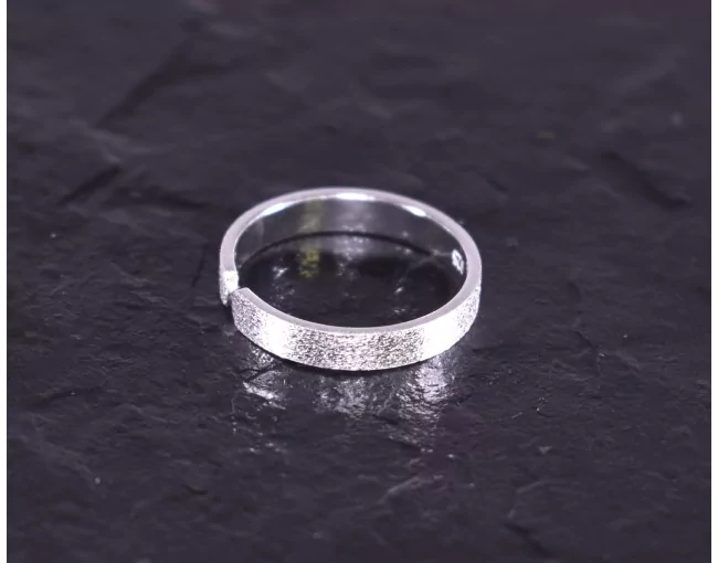 Eleganter Silberring mit matter Oberfläche