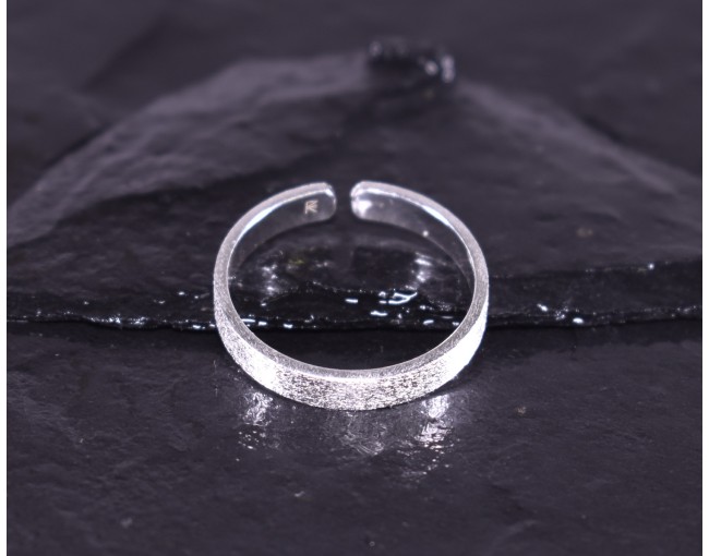 Eleganter Silberring mit matter Oberfläche