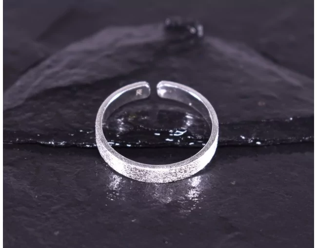 Eleganter Silberring mit matter Oberfläche