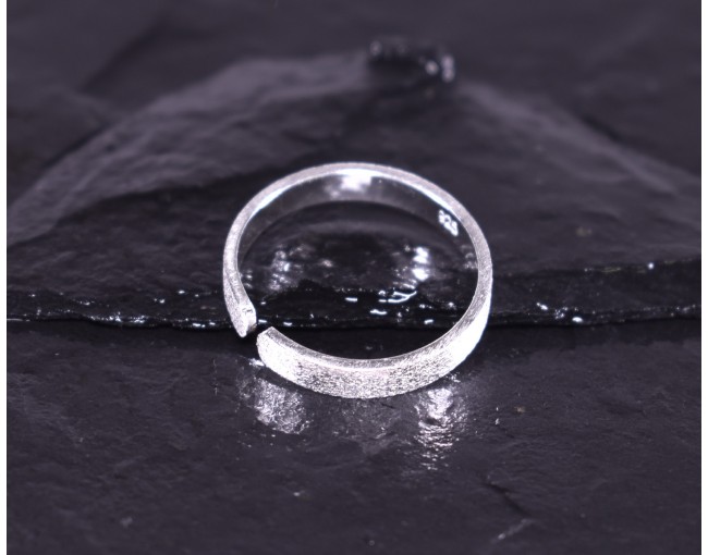 Eleganter Silberring mit matter Oberfläche