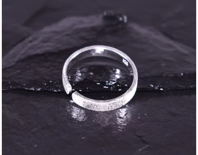 Eleganter Silberring mit matter Oberfläche
