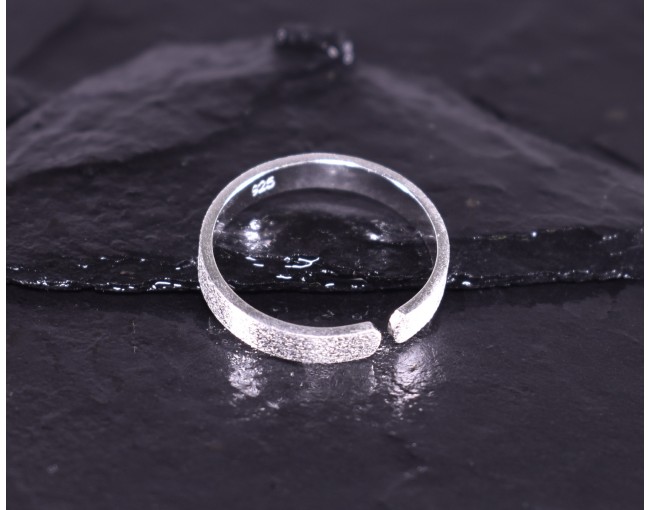 Eleganter Silberring mit matter Oberfläche