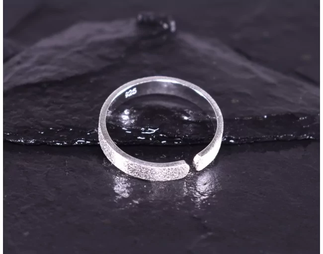 Eleganter Silberring mit matter Oberfläche