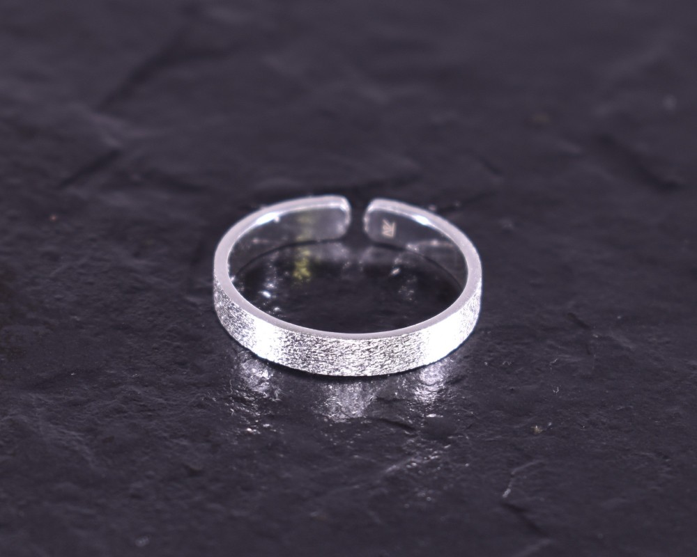 Eleganter Silberring mit matter Oberfläche
