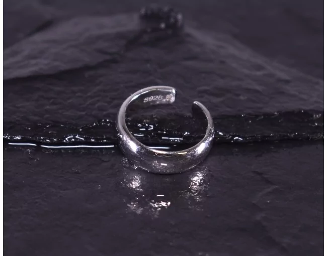 Glänzende Silberohrringe ohne piercing