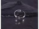 Glänzende Silberohrringe ohne piercing