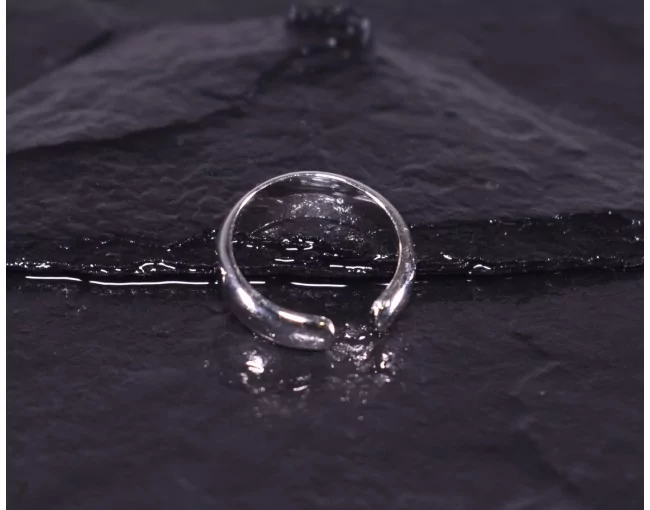 Glänzende Silberohrringe ohne piercing
