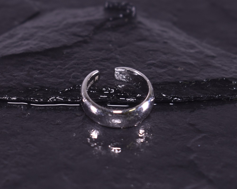 Glänzende Silberohrringe ohne piercing