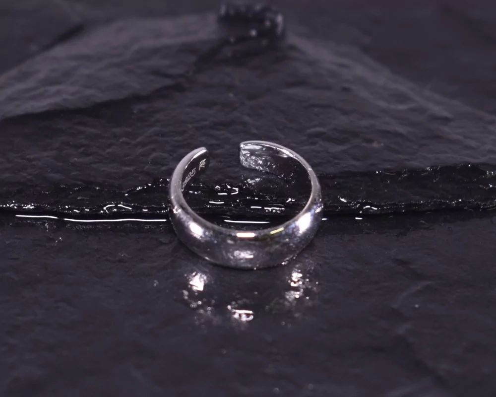 Glänzende Silberohrringe ohne piercing