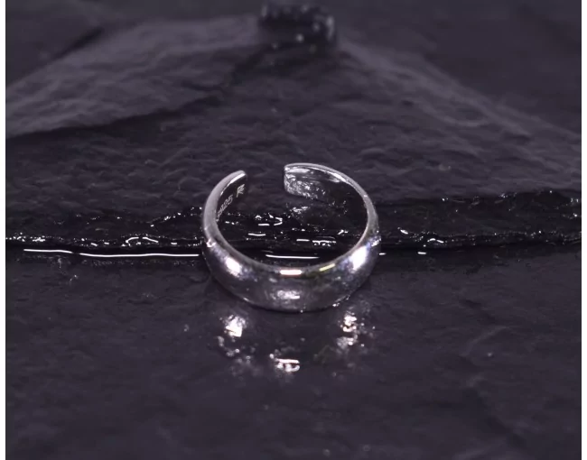 Glänzende Silberohrringe ohne piercing
