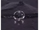 Glänzende Silberohrringe ohne piercing