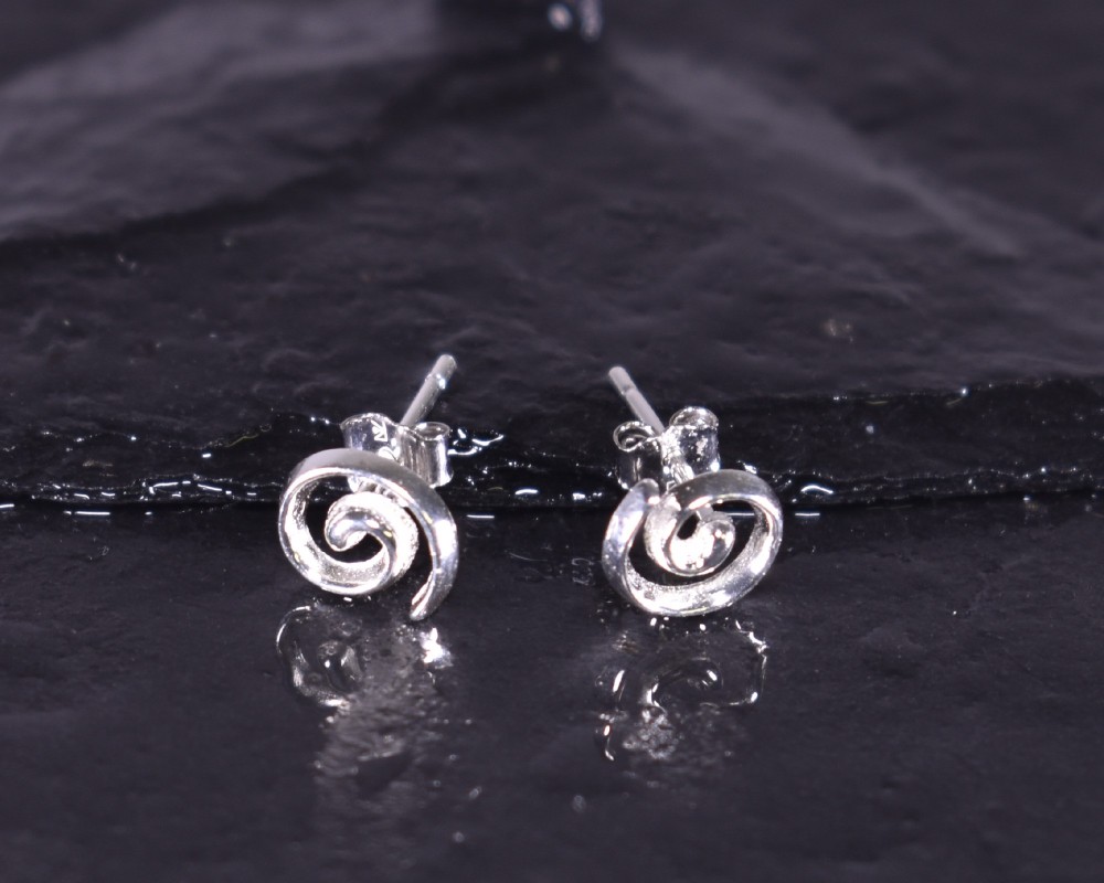 Glänzender Silberohrstecker spiralförmig