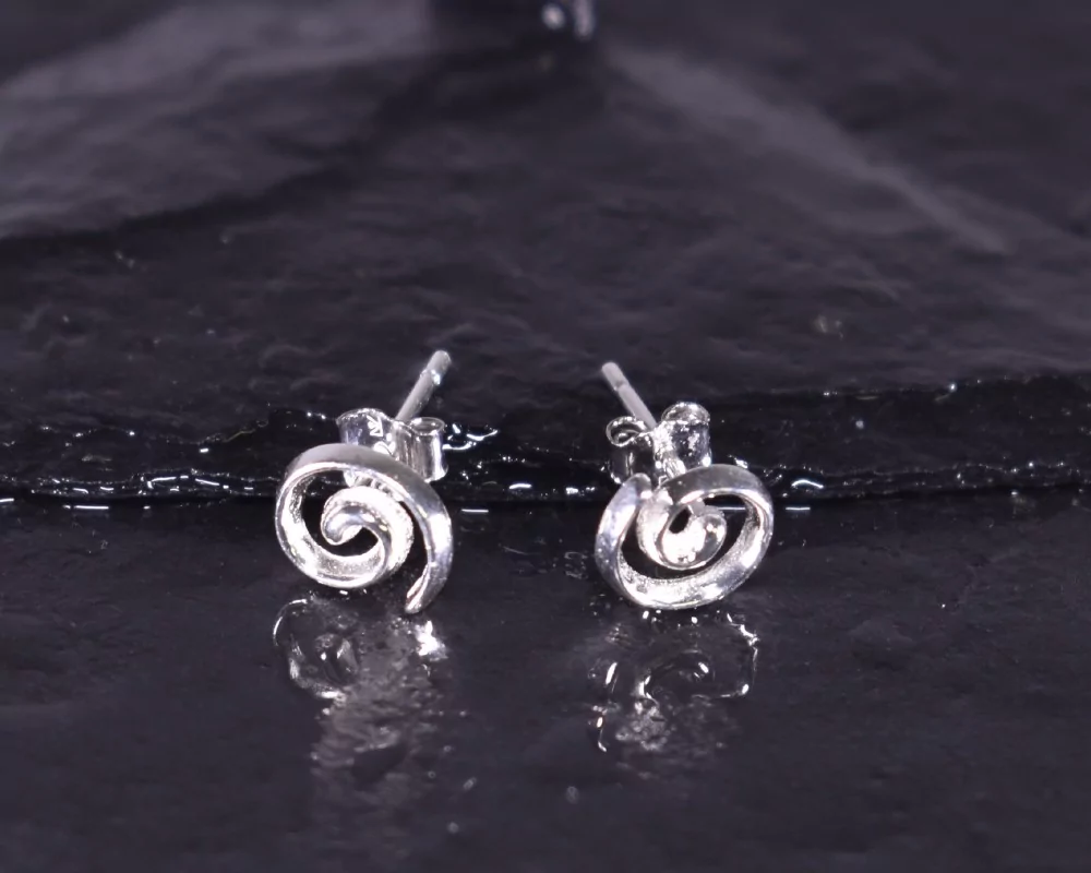 Glänzender Silberohrstecker spiralförmig